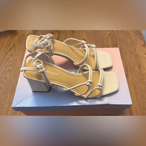 MWT Lisa Vick Elegant Cream Strappy Block Heel Sandals size 8.5