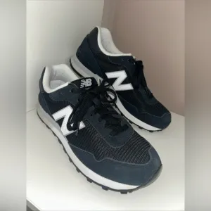 New Balance Men's Black and White Sneakers