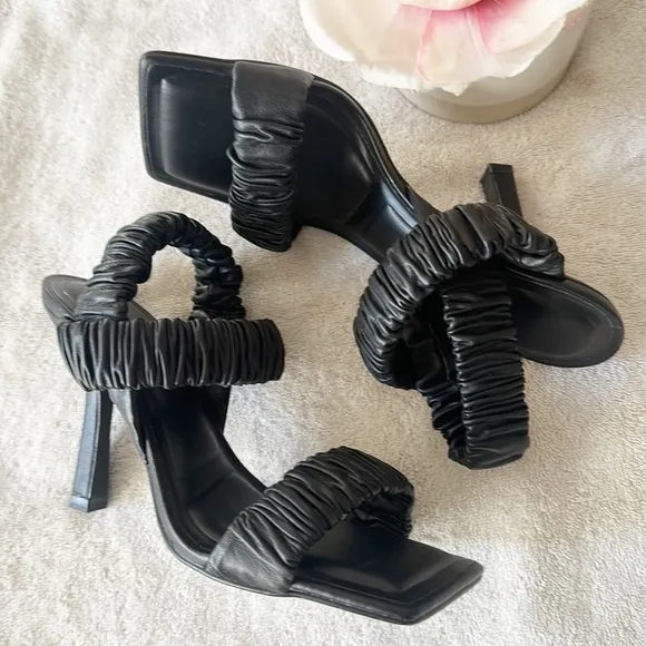 NEW Gianni Bini Vanya Black Leather Strappy heel sandals women size 5.5