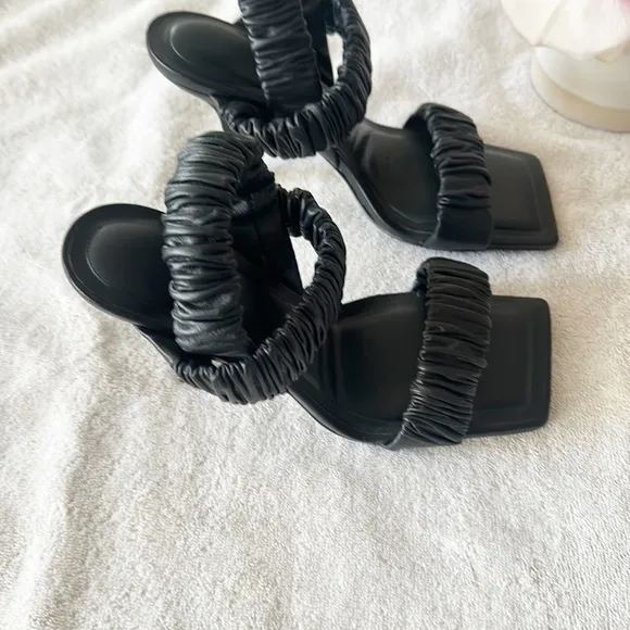 NEW Gianni Bini Vanya Black Leather Strappy heel sandals women size 5.5
