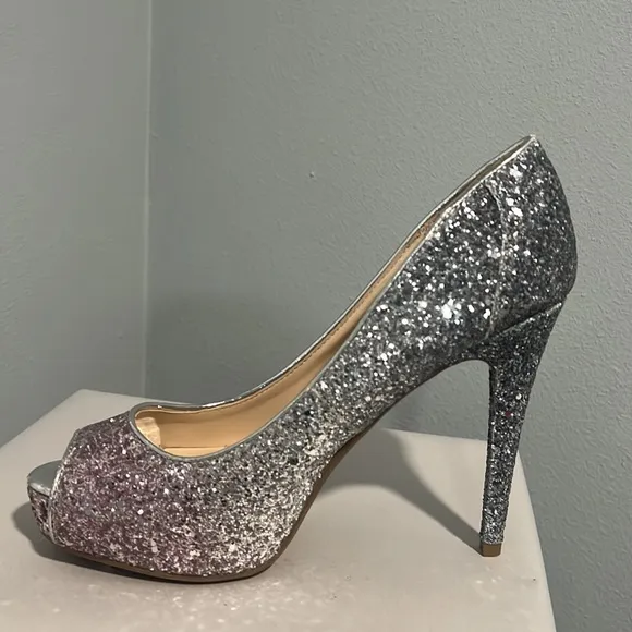 NEW MARC FISHER HARPYLY Bedazzled GLITTERY SPARKLING Silver Ombré HEELS