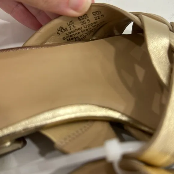 NEW! Naturalizer Dark Gold Ashford Open Toe Flat Sandals - Size 5.5