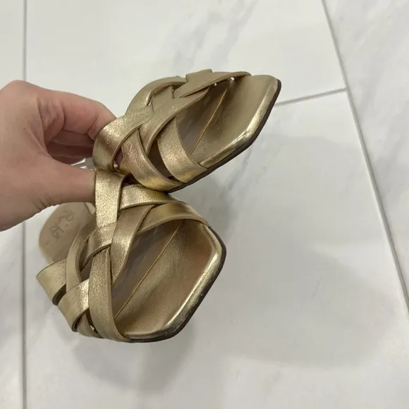 NEW! Naturalizer Dark Gold Ashford Open Toe Flat Sandals - Size 5.5