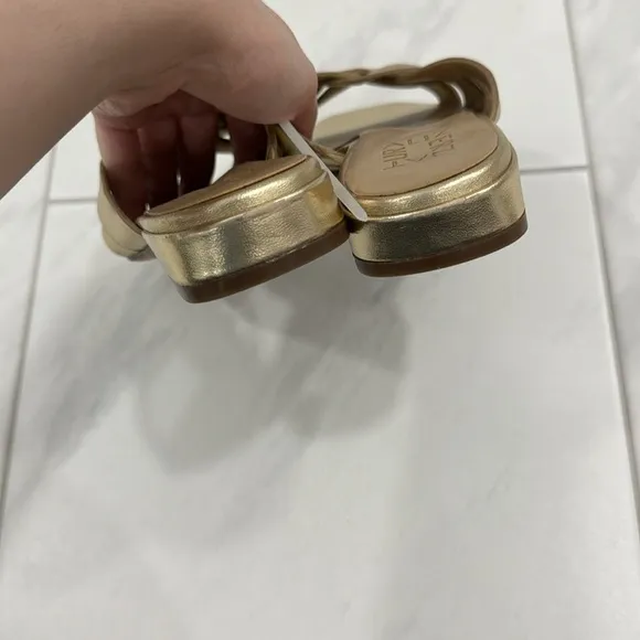 NEW! Naturalizer Dark Gold Ashford Open Toe Flat Sandals - Size 5.5