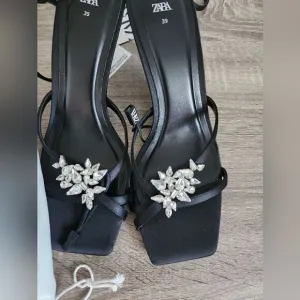 NEW WOMEN'S ZARA SANDALS RHINESTONE STRAPPY BLACK COLOR SIZE 8 EU 39.