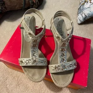 New York Transit Vibrant Champagne Low Wedges Size 8