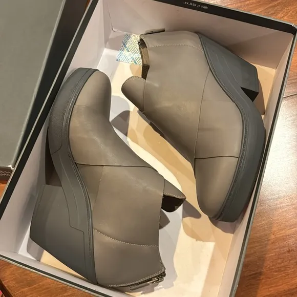 NIB Eileen Fisher COSMO-OL Ankle Boot Booties Oiled Leather Graphite 3.5” Heel 9