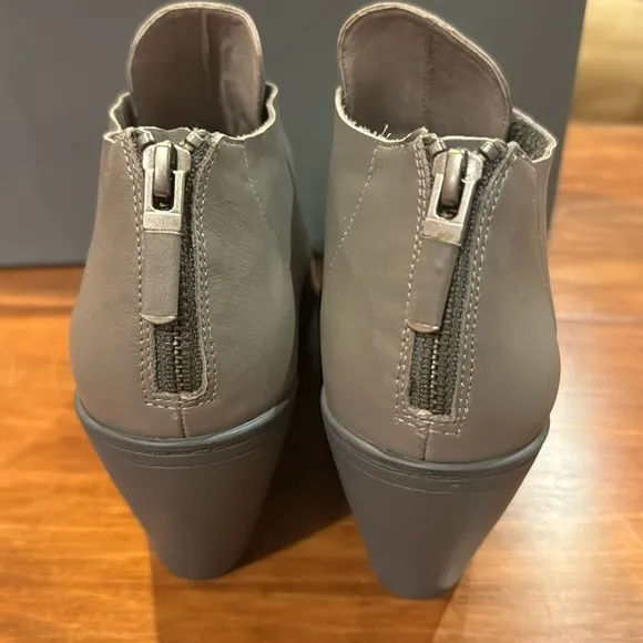 NIB Eileen Fisher COSMO-OL Ankle Boot Booties Oiled Leather Graphite 3.5” Heel 9