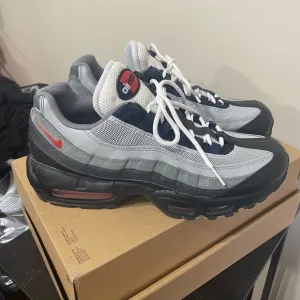 Nike Air Max 95 Men's Black and Gray Sneakers