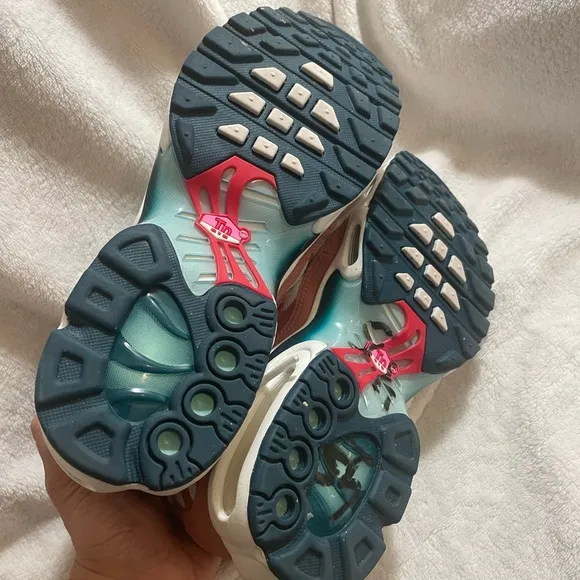 Nike Air Max Plus White and Pink Sneakers