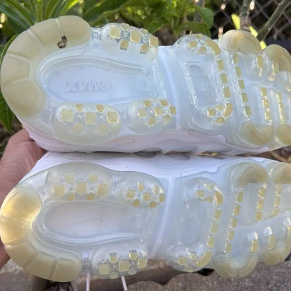 Nike Air Vapormax Plus Shoes Mens Size 9.5 Beige White Sneakers 924453-100
