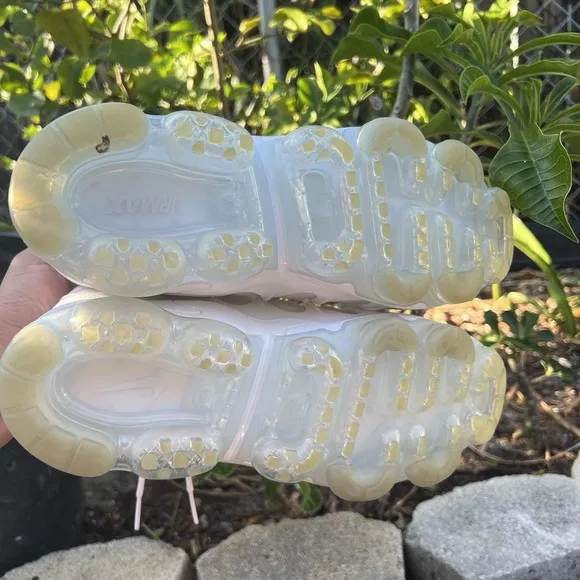 Nike Air Vapormax Plus Shoes Mens Size 9.5 Beige White Sneakers 924453-100