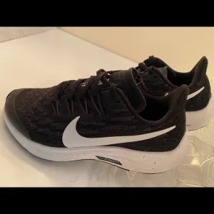 NIKE KIDS AIR ZOOM PEGASUS RUNNING SHOES SIZE 3.5 Y VERY GOOD CONDITION