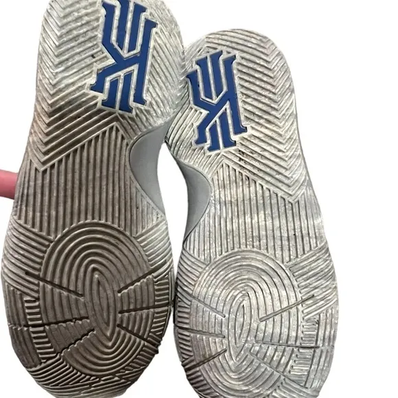 Nike Kyrie 2 Basketball Shoes Boys GS Youth Size 5.5 Gray Blue Irving Athletic