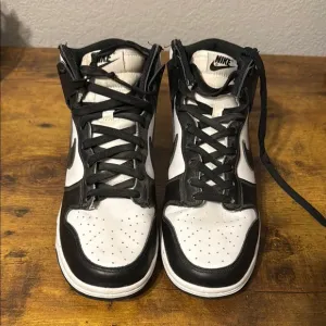 Nike Men's Black and White Sneakers size 8