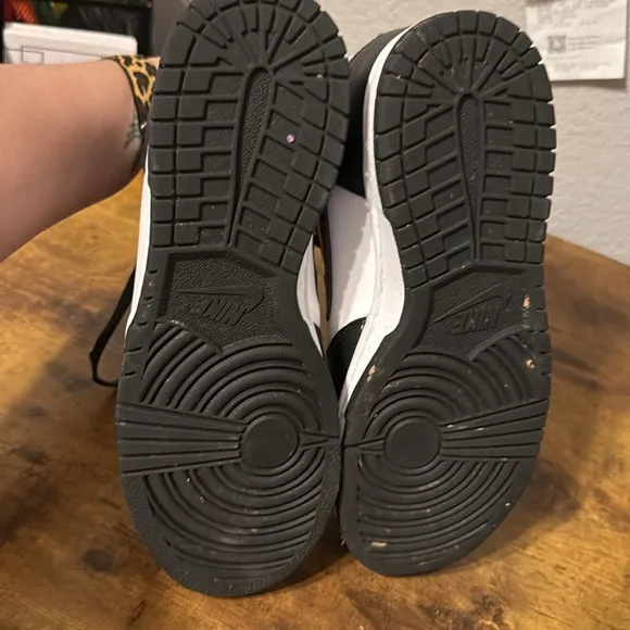Nike Men's Black and White Sneakers size 8