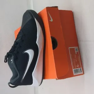 Nike Team Hustle Quick 2 Fashion Basketball Shoes Black/white - Size Big Kids 4