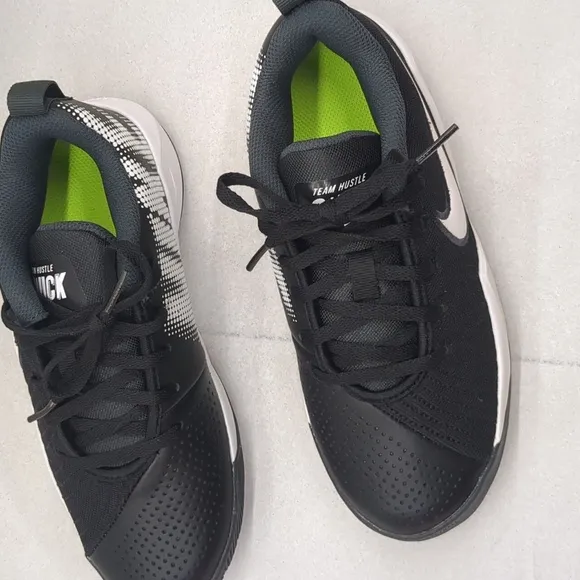 Nike Team Hustle Quick 2 Fashion Basketball Shoes Black/white - Size Big Kids 4