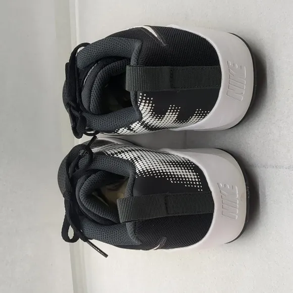 Nike Team Hustle Quick 2 Fashion Basketball Shoes Black/white - Size Big Kids 4