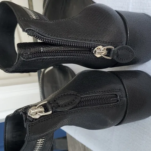 NWOB Rebecca Minkoff Women's Leather Zipper Black Sandals - Size 10M