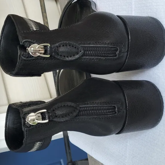 NWOB Rebecca Minkoff Women's Leather Zipper Black Sandals - Size 10M