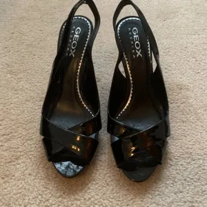 NWOT Geox Womans Black Patent Open Toe Shoe