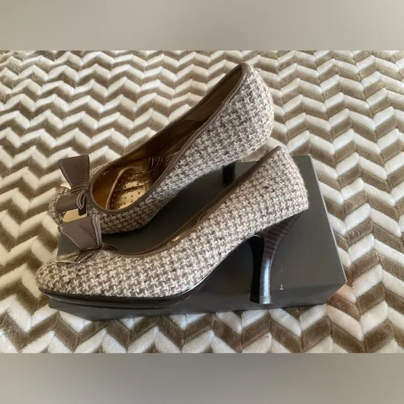 NWOT! Sofft Gray Herringbone Tweed Pump 8.5 Bow