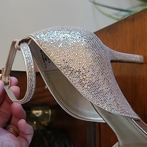 NWT Audrey Brooke Gold Glitter heals, Carissa size 8.5