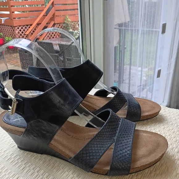 NWT.Sofft Vanita Leather Buckle Sandals Women’s Size 8.5 M  Black Mini Wedge