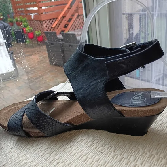 NWT.Sofft Vanita Leather Buckle Sandals Women’s Size 8.5 M  Black Mini Wedge