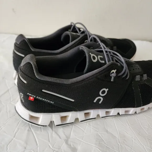 On Cloud Women’s Size 9 Black White Athletic Running Shoes Swiss Engineering