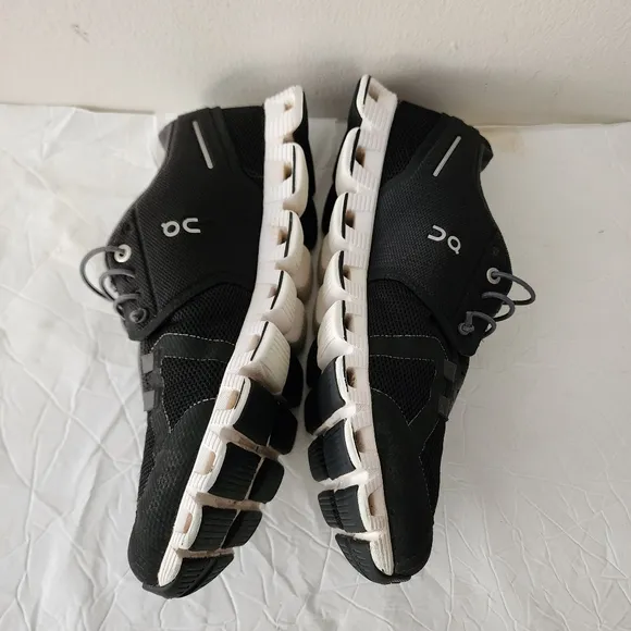 On Cloud Women’s Size 9 Black White Athletic Running Shoes Swiss Engineering