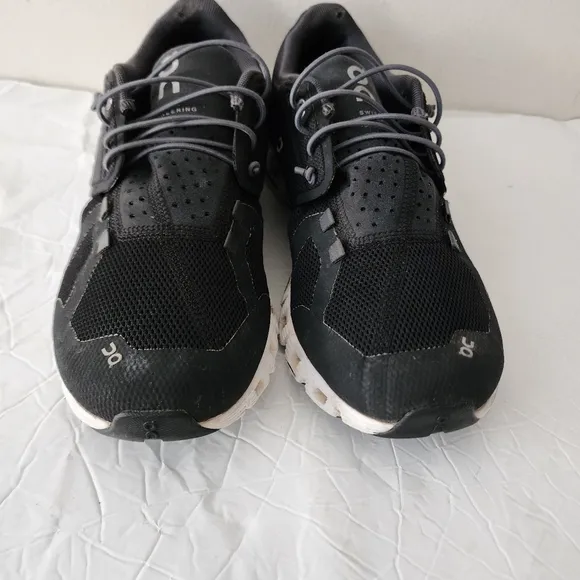 On Cloud Women’s Size 9 Black White Athletic Running Shoes Swiss Engineering