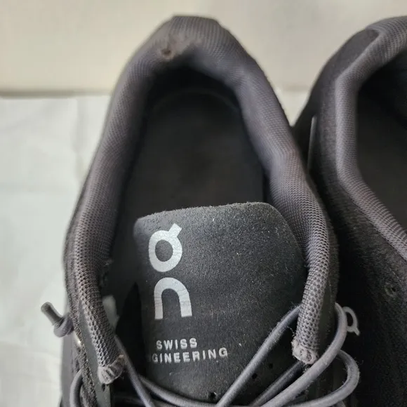 On Cloud Women’s Size 9 Black White Athletic Running Shoes Swiss Engineering