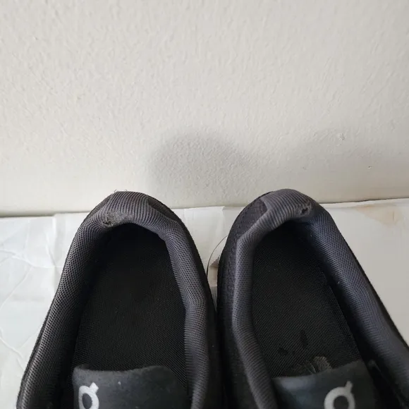 On Cloud Women’s Size 9 Black White Athletic Running Shoes Swiss Engineering