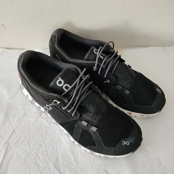 On Cloud Women’s Size 9 Black White Athletic Running Shoes Swiss Engineering