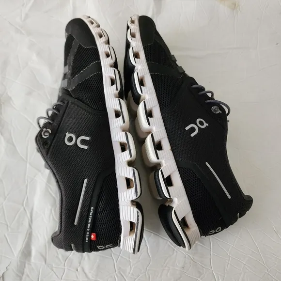On Cloud Women’s Size 9 Black White Athletic Running Shoes Swiss Engineering