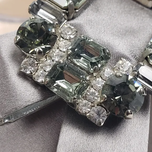 Oscar de la Renta Gray Satin Rhinestone Jewel Bow Formal sz EU 39 US 8.5