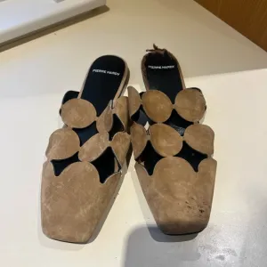 PIERRE HARDY BULLES CUT OUT MULE FLATS CAMEL