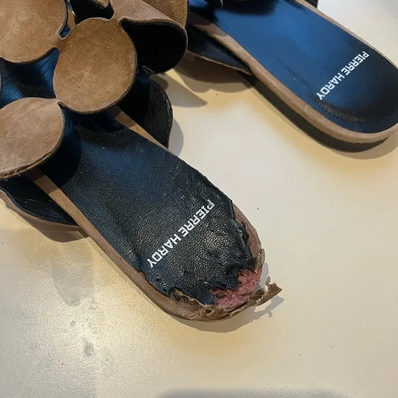 PIERRE HARDY BULLES CUT OUT MULE FLATS CAMEL