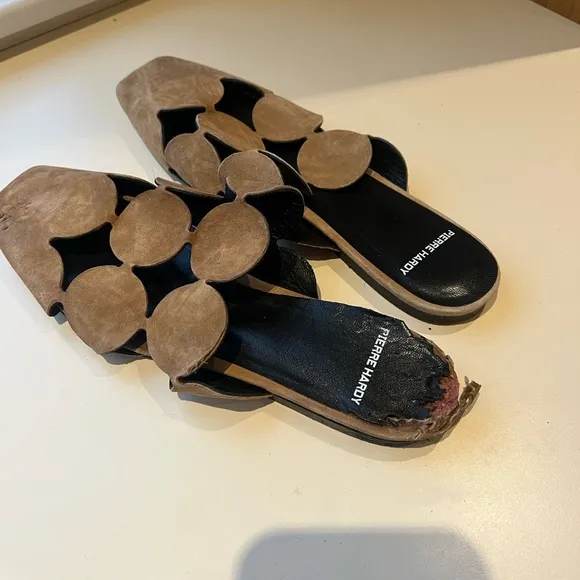 PIERRE HARDY BULLES CUT OUT MULE FLATS CAMEL