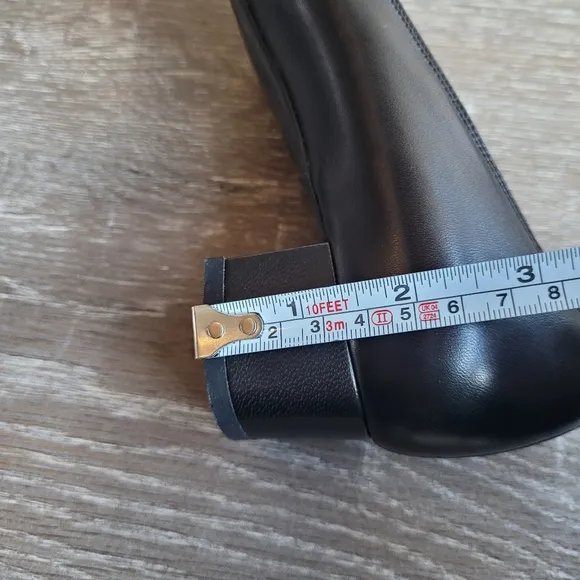 SALVATORE FERRAGAMO Boutique Black Daria Pump Heel Size 8.5 2A