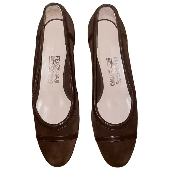 SALVATORE FERRAGAMO Vara Pump LowHeel Suede and Patent Leather Size 9.5 C New