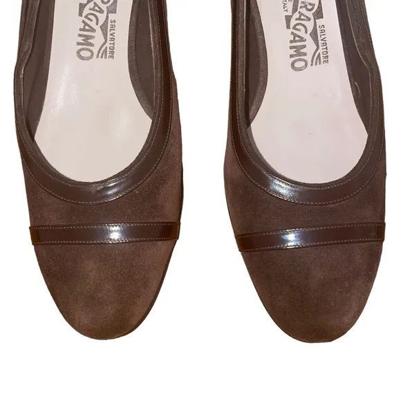 SALVATORE FERRAGAMO Vara Pump LowHeel Suede and Patent Leather Size 9.5 C New