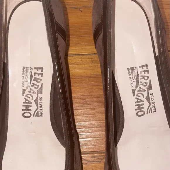 SALVATORE FERRAGAMO Vara Pump LowHeel Suede and Patent Leather Size 9.5 C New
