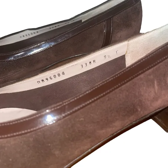 SALVATORE FERRAGAMO Vara Pump LowHeel Suede and Patent Leather Size 9.5 C New