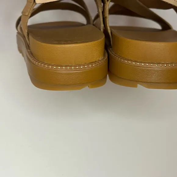 SOREL roaming cris cross sandals size 7.5
