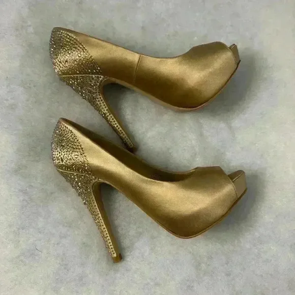 Steve Madden Gold Satin Open Toe 5 1/2” Rhinestones Cover Heels Size 6.5