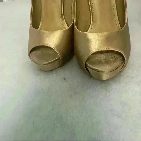 Steve Madden Gold Satin Open Toe 5 1/2” Rhinestones Cover Heels Size 6.5