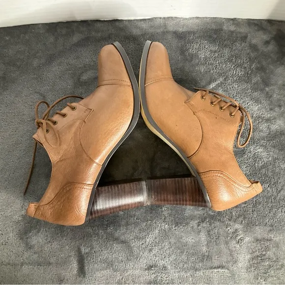 Steve Madden Women's Tan Leather Shoe size 10 lace up